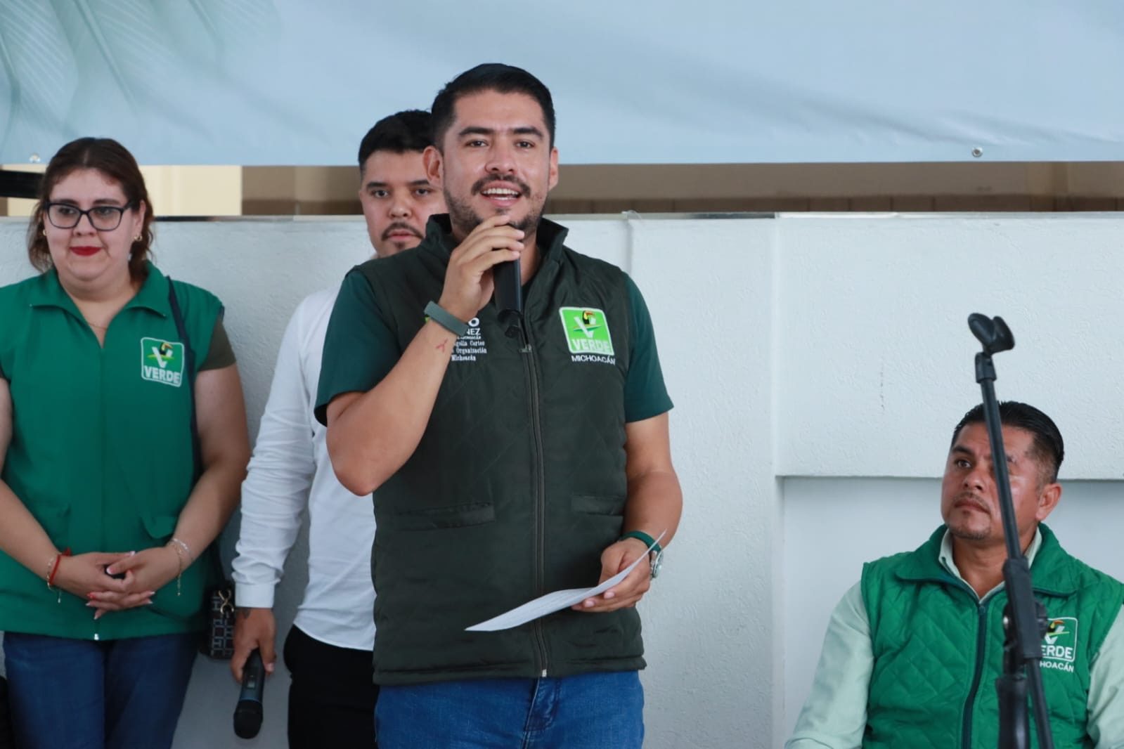 Fernando Chagolla habla con micrófono en un evento del Partido Verde