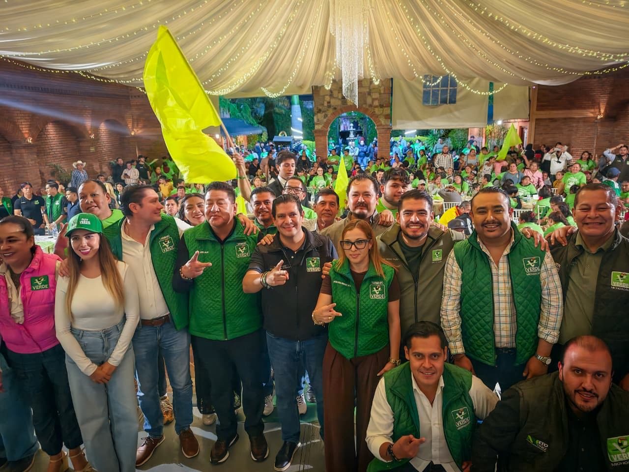Fernando Chagolla con simpatizantes del Partido Verde en un evento