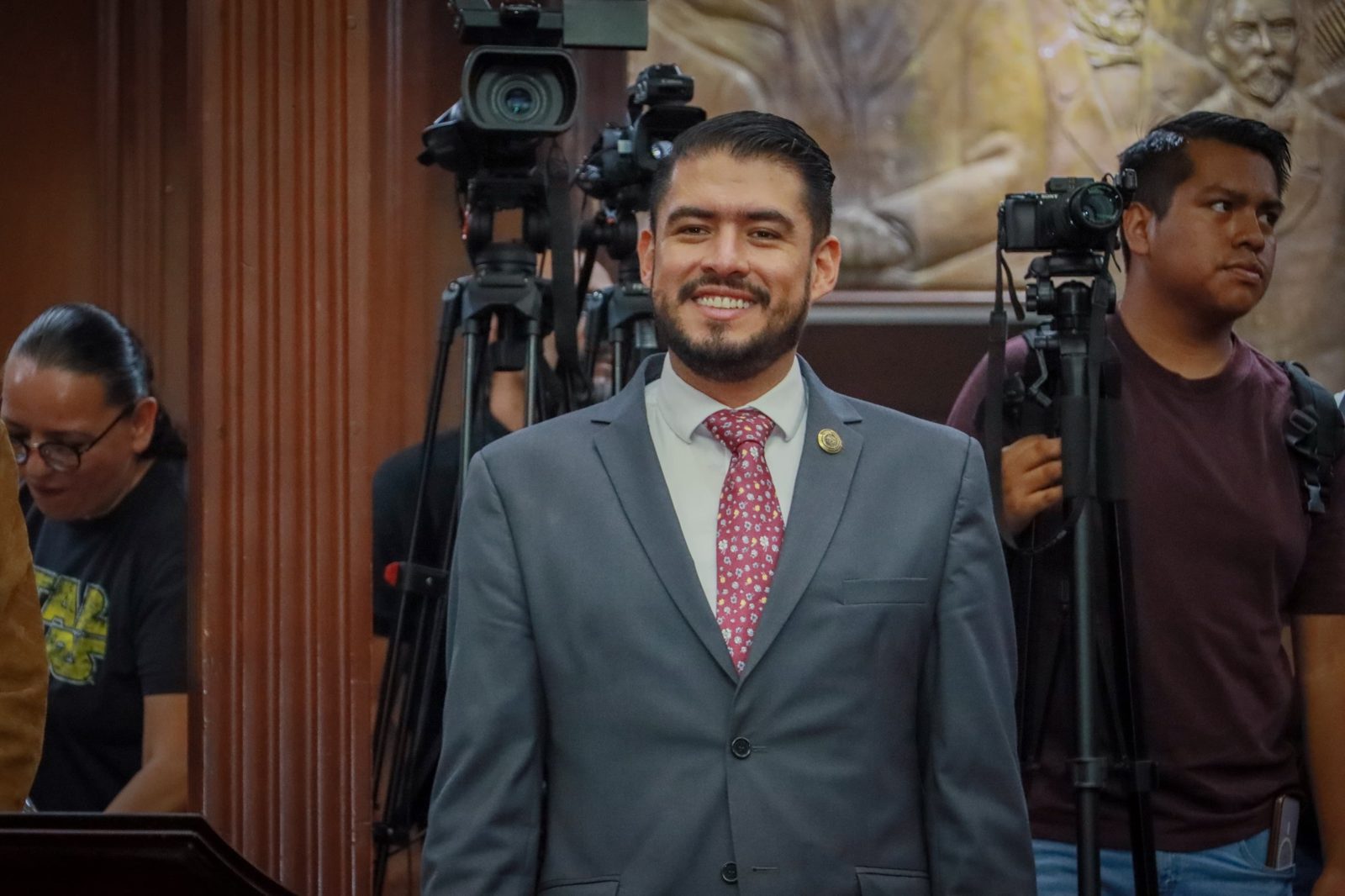 Fernando Chagolla sonriendo en el Congreso frente a las cámaras