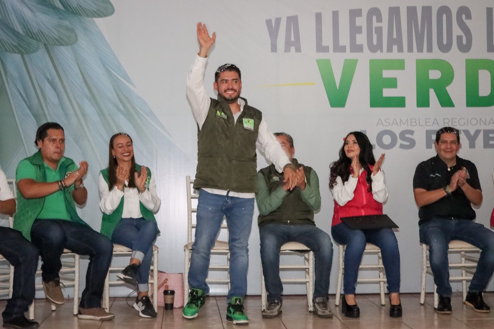Fernando Chagolla saluda en la asamblea regional del Partido Verde en Los Reyes