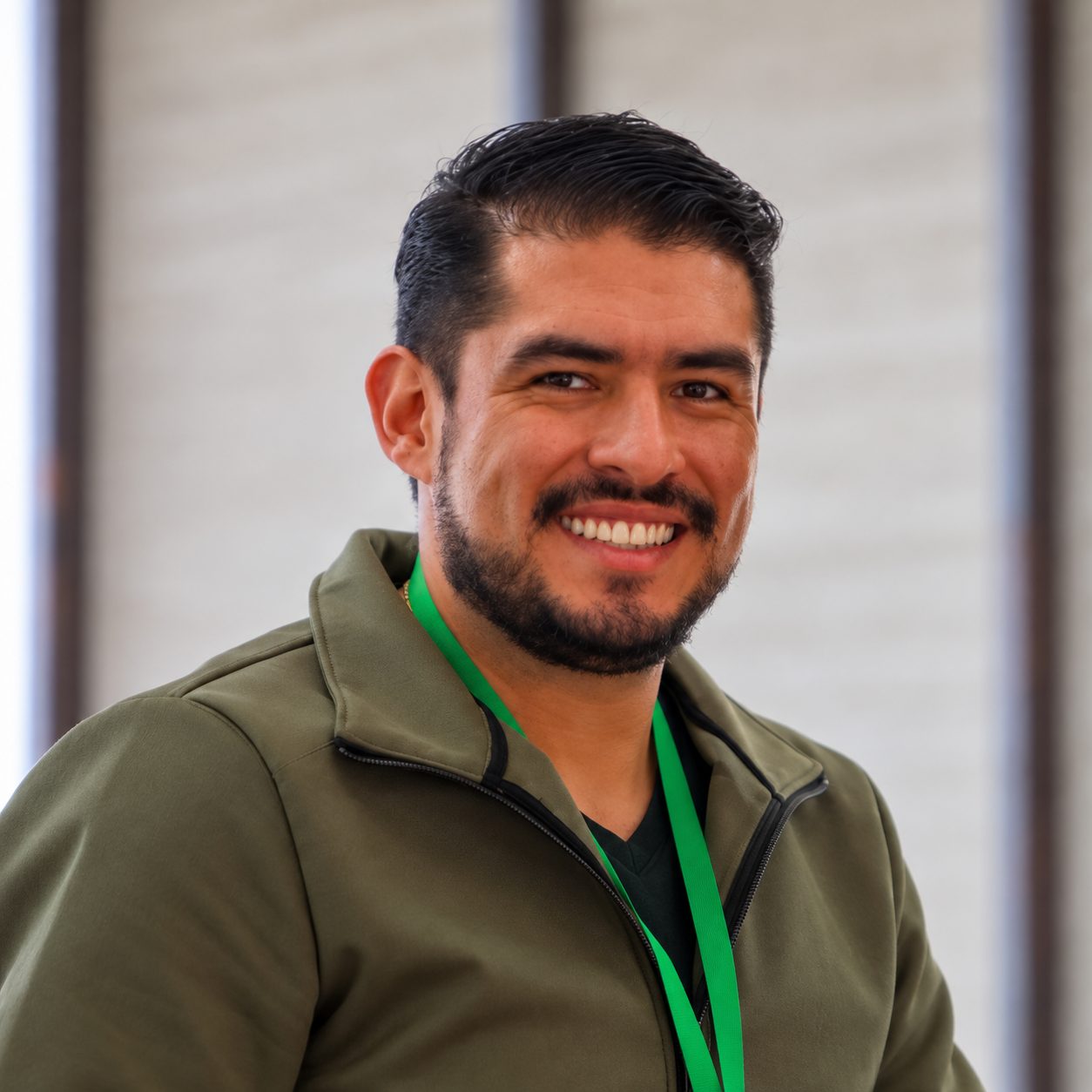 Retrato de Fernando Chagolla sonriendo