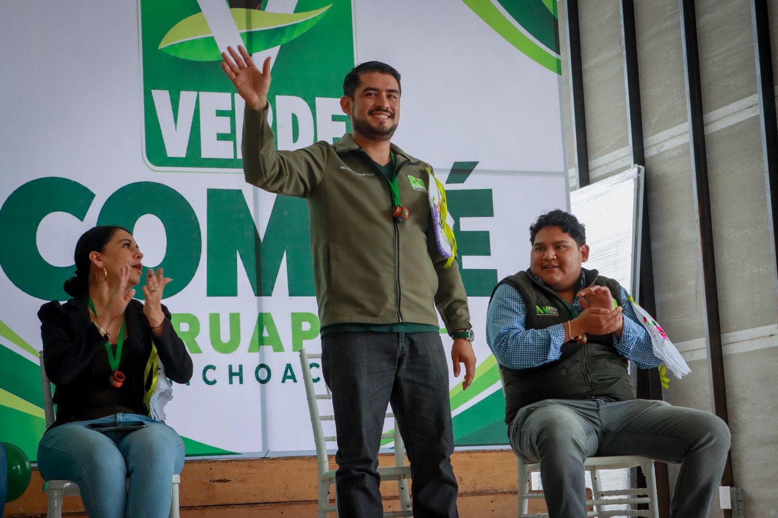 Fernando Chagolla saluda en un evento del Partido Verde en Uruapan